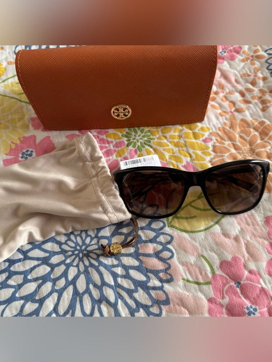 Tory Burch Accessories - NWT WOMENS Tory Burch sunglasses with case
